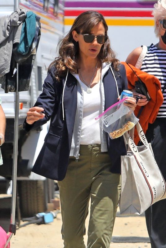 JENNIFER GARNER Arrives on the Set of The Last Thing He Told Me in Los Angeles 07/13/2022