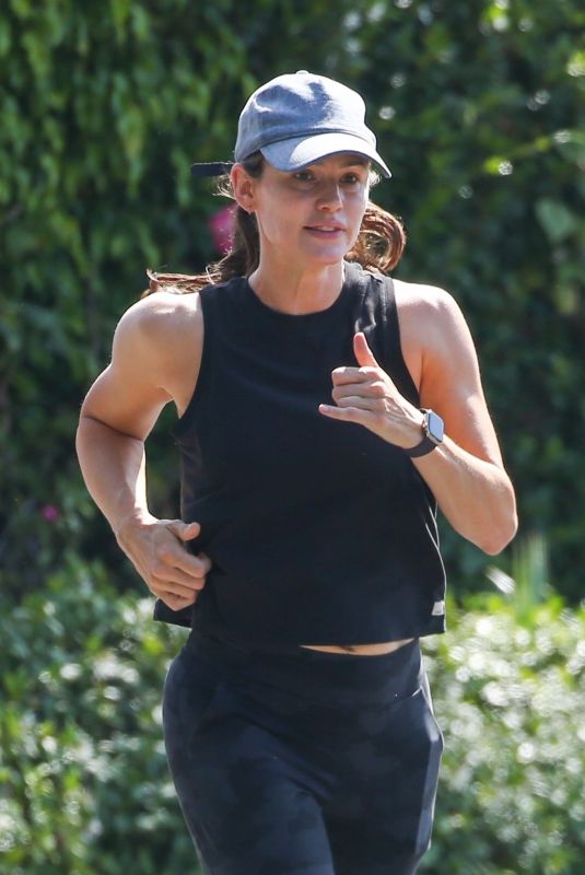 JENNIFER GARNER Out Jogging with Friends in Santa Monica 07/21/2022