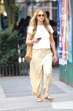 JENNIFER LAWRENCE Out on a Solo Walk in New York 07/07/2022
