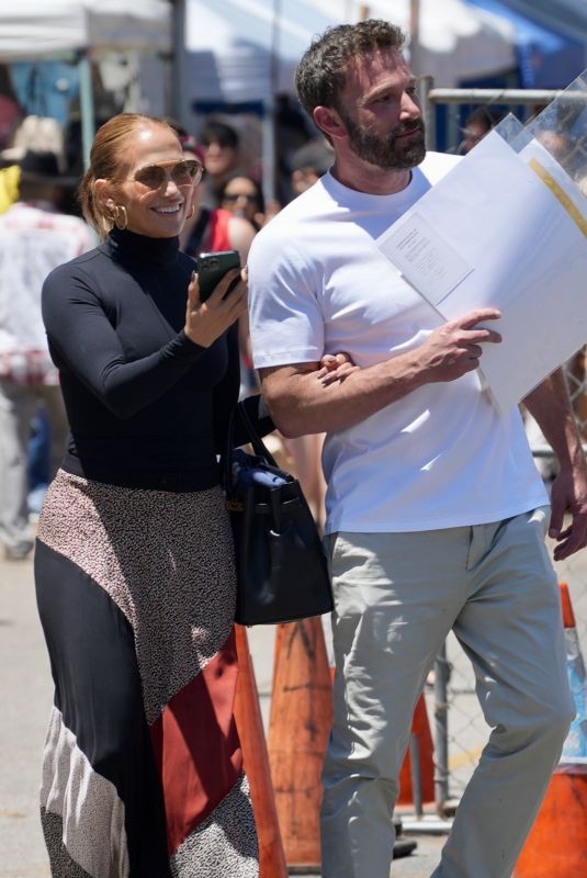 JENNIFER LOPEZ and Bean Affleck Shopping at Melrose Trading Post in Los Angeles 07/03/2022