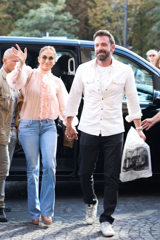JENNIFER LOPEZ and Ben Affleck Arrives at Their Hotel in Paris 07/25/2022
