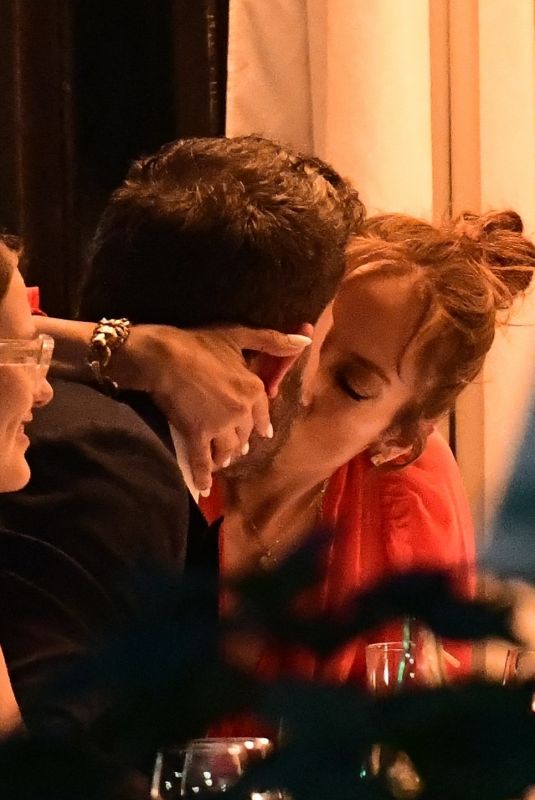 JENNIFER LOPEZ and Ben Affleck Kissing on to Their Honeymoon in Paris 07/21/2022