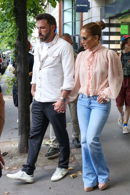 JENNIFER LOPEZ and Ben Affleck Shopping at Sephora Store in Paris 07/25/2022