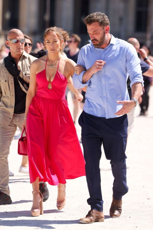 JENNIFER LOPEZ and Ben Sffleck are at Louvre Museum in Paris 07/24/2022