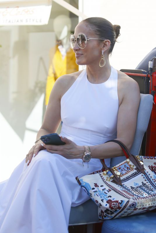 JENNIFER LOPEZ Out for Lunch at a Restaurant in Capri 07/29/2022