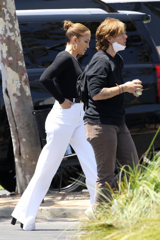 JENNIFER LOPEZ Visits Ben Affleck on the Set of His New Movie in Los Angeles 07/05/2022