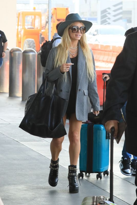 JESSICA SIMPSON Arrives at LAX Airport in Los Angeles 07/20/20222