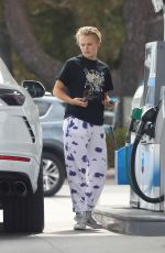 JOJO SIWA at a Gas Station in Los Angeles 07/28/2022