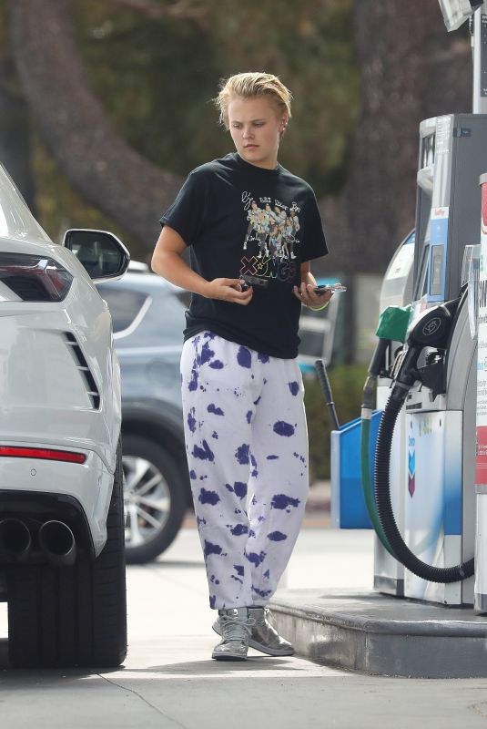 JOJO SIWA at a Gas Station in Los Angeles 07/28/2022