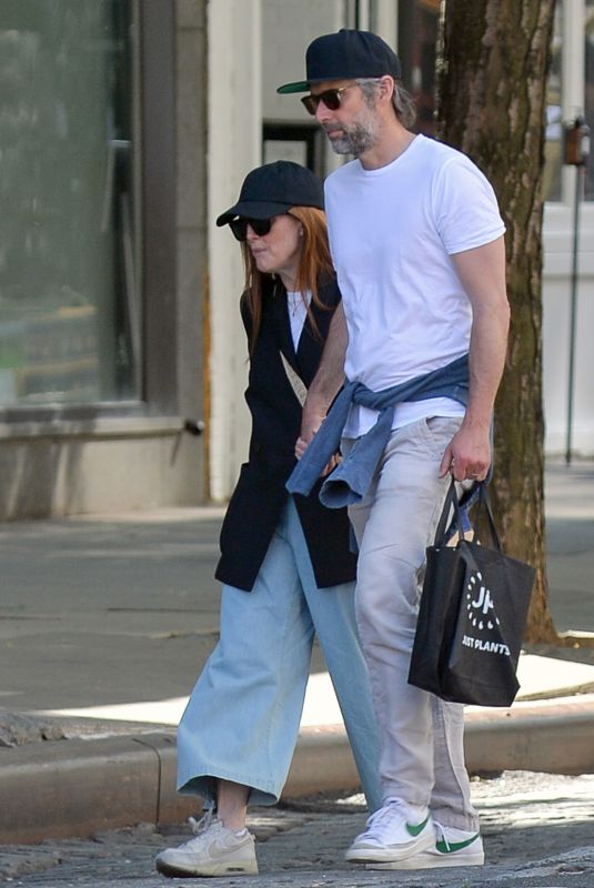 JULIANNE MOORE and Bart Freundlich Out in New York 06/30/2022