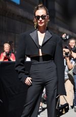 KARLIE KLOSS Arrives at Schiaparelli Fashion Show in Paris 07/04/2022