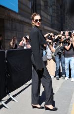 KARLIE KLOSS Arrives at Schiaparelli Fashion Show in Paris 07/04/2022