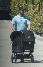 KATHERINE SCHWARZENEGGER and Chris Pratt Out in Los Angeles 06/30/2022