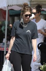 KATHERINE SCHWARZENEGGER Shopping at Farmers Market in Pacific Palisades 07/17/2022