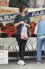 KATHERINE SCHWARZENEGGER Shopping at Farmers Market in Pacific Palisades 07/17/2022