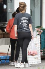 KATHERINE SCHWARZENEGGER Shopping at Farmers Market in Pacific Palisades 07/17/2022