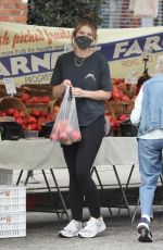KATHERINE SCHWARZENEGGER Shopping at Farmers Market in Pacific Palisades 07/17/2022