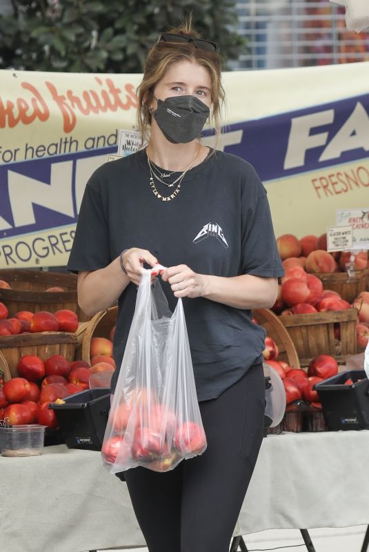 KATHERINE SCHWARZENEGGER Shopping at Farmers Market in Pacific Palisades 07/17/2022