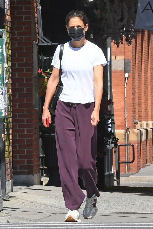 KATIE HOLMES Out in New York 07/28/2022