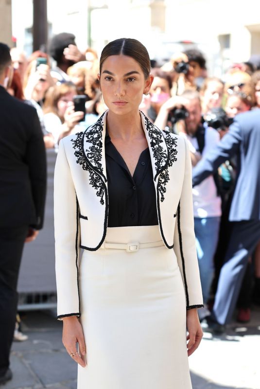 LILY ALDRIDGE Arrives at Christian Dior Fall/Winter 2022/2023 Show at Paris Fashion Week 07/04/2022