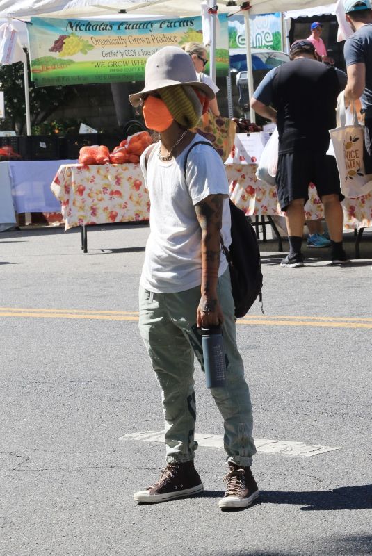 LINDA PERRY at a Farmers Market in Los Angeles 07/10/2022