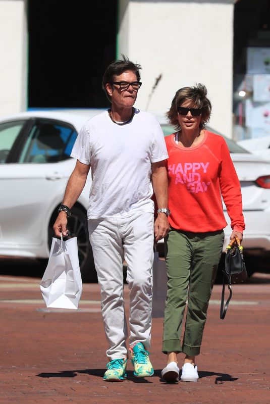 LISA RINNA and Harry Hamlin Out Shopping in Malibu 07/02/2022