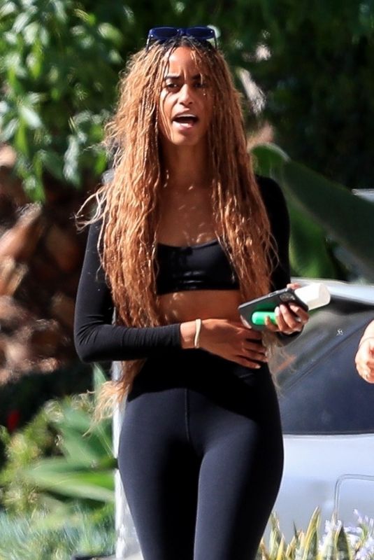 MALIA OBAMA Out for Morning Walk with a Friend in Brentwood 07/24/2022