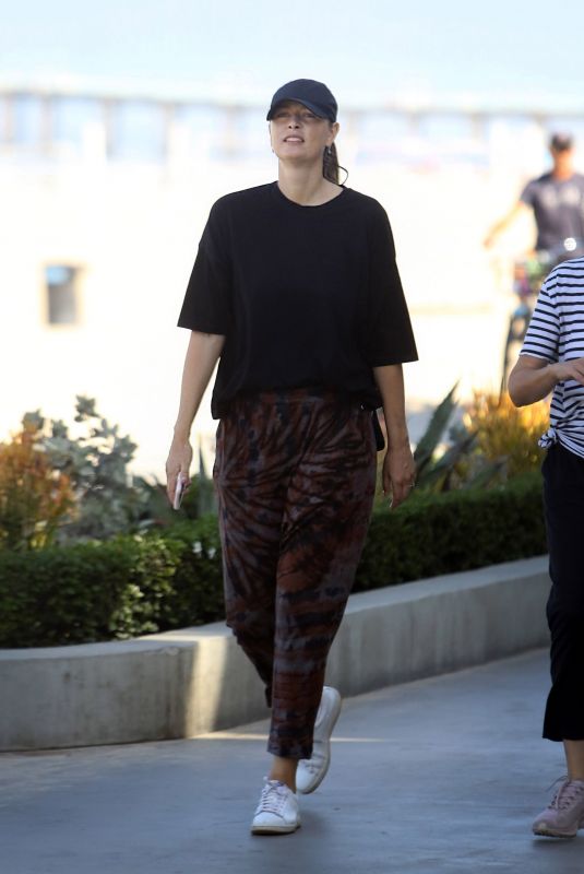 MARIA SHARAPOVA Out in Manhattan Beach 07/18/2022