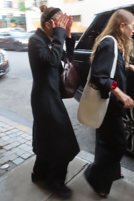 MARYA KATE and ASHLEY OLSEN Leaves Cafe Carlyle in New York 07/19/2022