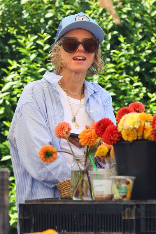 NAOMI WATTS Shopping for Flowers at a Market in New York 07/21/2022