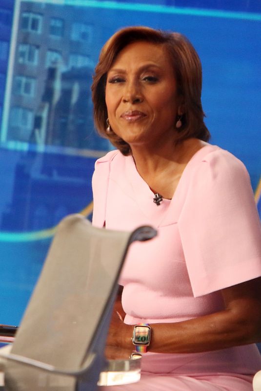 ROBIN ROBERTS on the Set of Good Morning America in New York 07/13/2022