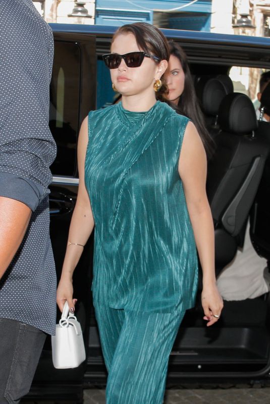 SELENA GOMEZ Arrives at Louis Vuitton Shop in Paris 07/08/2022