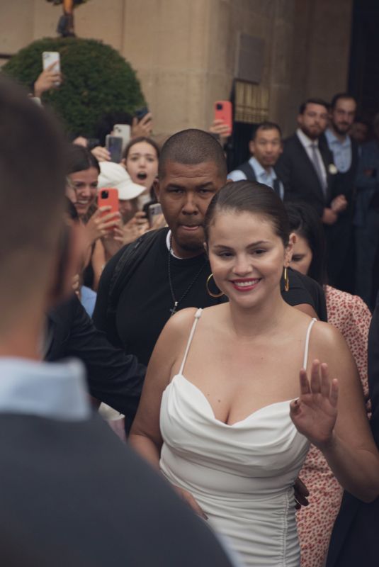 SELENA GOMEZ Leaves Her Hotel in Paris 07/07/2022