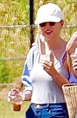 TAYLOR SWIFT and Joe Alwyn On a Romantic Getaway to Bahamas 07/14/2022