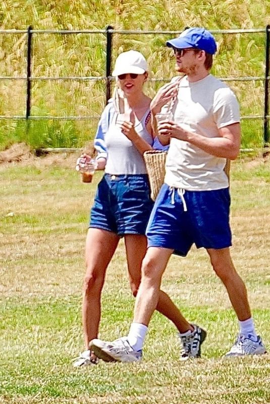 TAYLOR SWIFT and Joe Alwyn On a Romantic Getaway to Bahamas 07/14/2022