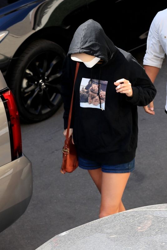 TAYLOR SWIFT Leaves a Skincare Clinic in Beverly Hills 07/02/2022