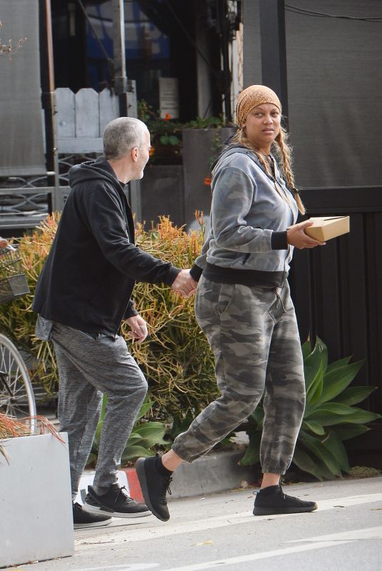 TYRA BANKS Out for Brunch with a Friend at Bluestone Lane Cafe in Venice 07/03/2022