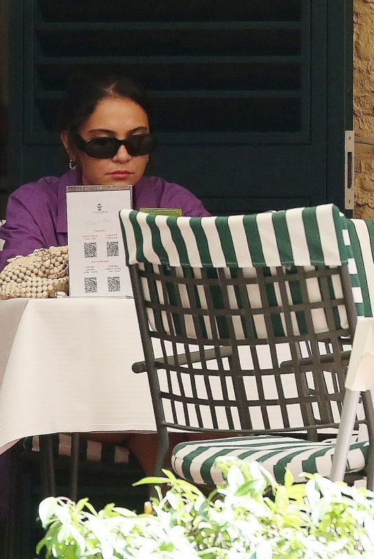 VANESS and STELLA HUDGENS Out for Lunch at a Hotel in Forte Dei Marmi 07/29/2022