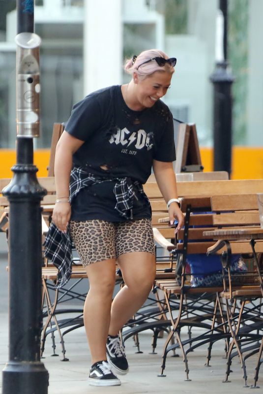 AMELIA LILY Out for Drmiks with Friends at Distillery on Portobello Road in Notting Hill 08/08/2022