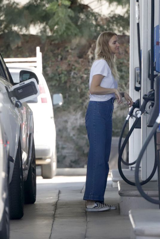 ASHLEE SIMPSON at a Gas Station in Los Angeles 08/03/2022
