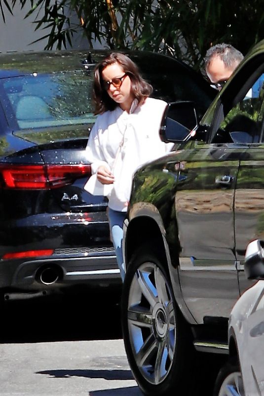 AUBREY PLAZA Getting Picked by Limo in Los Angeles 08/05/2022