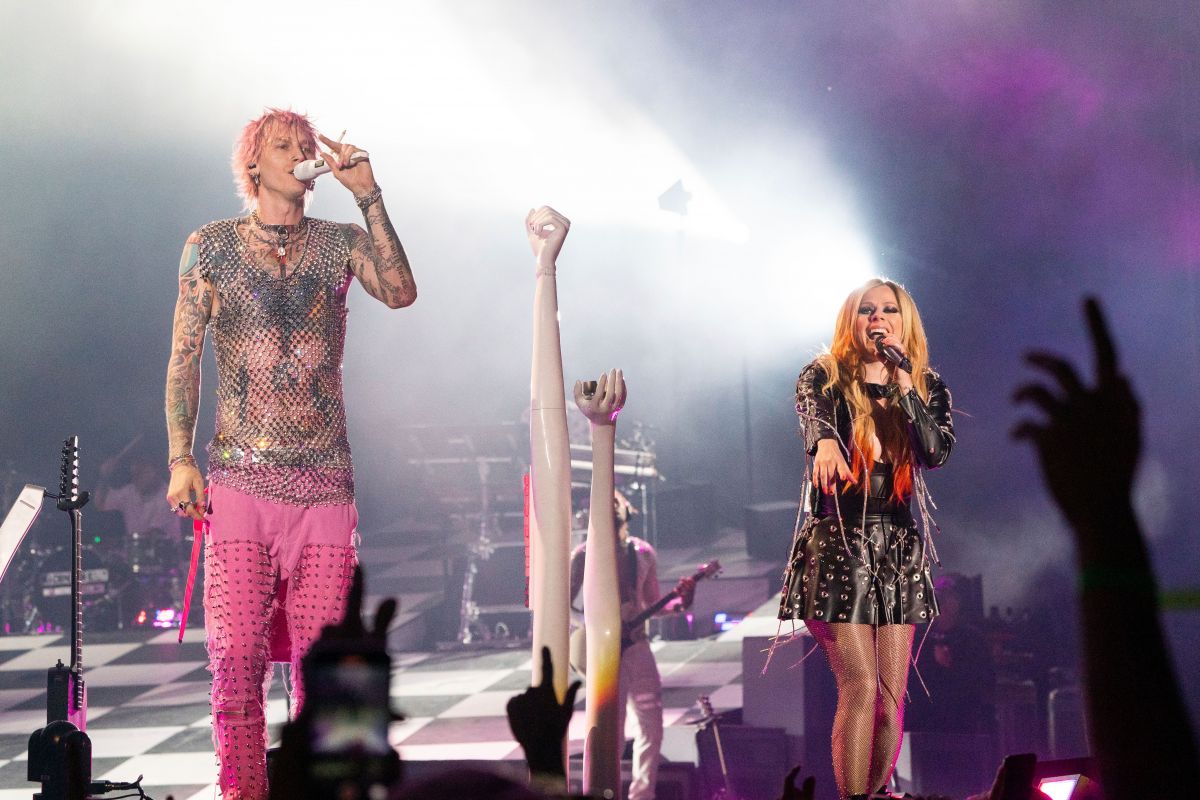 mgk tour with avril lavigne