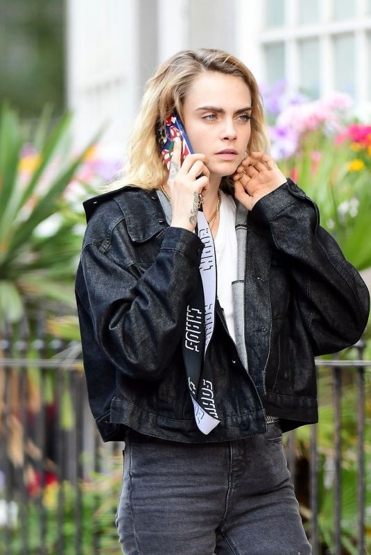 CARA DELEFINGNE Out with Friends at a Pub in Notting Hill 07/31/2022