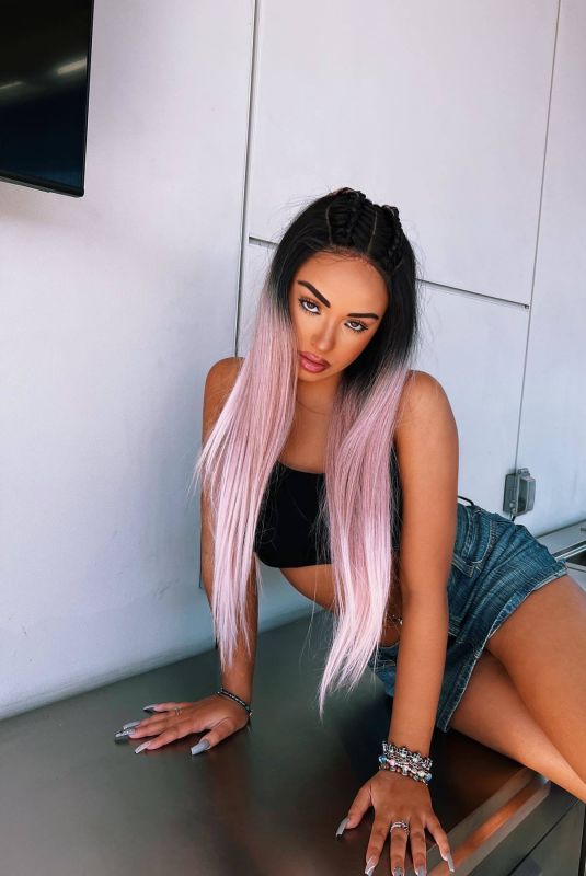 DEVENITY PERKINS – Instagram Photos and Video 08/29/2022
