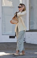 ELIZABETH OLSEN Shopping at Erewhon Market in Studio City 08/12/2022