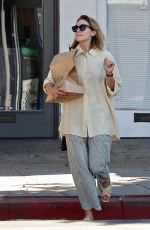 ELIZABETH OLSEN Shopping at Erewhon Market in Studio City 08/12/2022