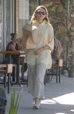 ELIZABETH OLSEN Shopping at Erewhon Market in Studio City 08/12/2022