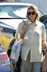 ELIZABETH OLSEN Shopping at Erewhon Market in Studio City 08/12/2022