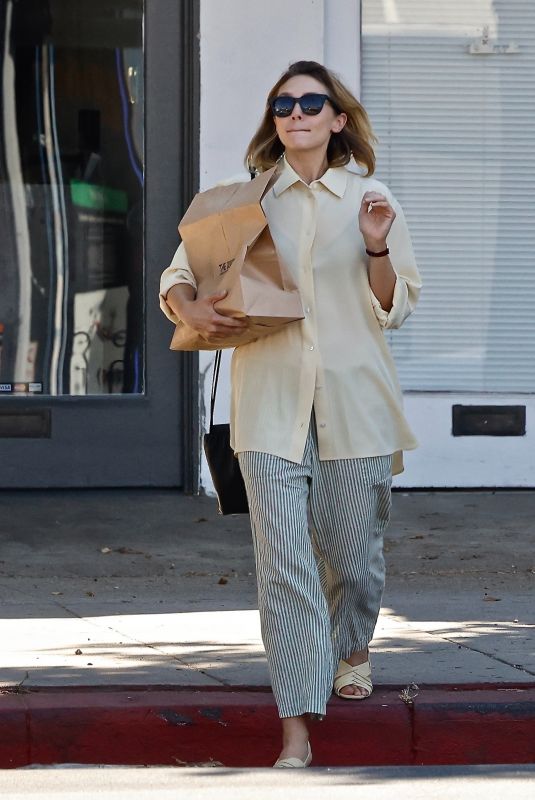 ELIZABETH OLSEN Shopping at Erewhon Market in Studio City 08/12/2022
