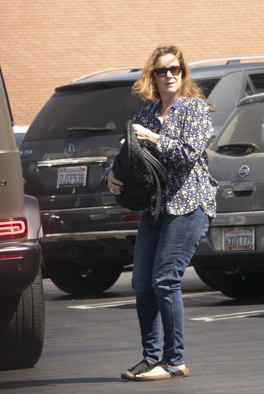 ELIZABETH PERKINS Out Shopping in Los Angeles 08/28/2022